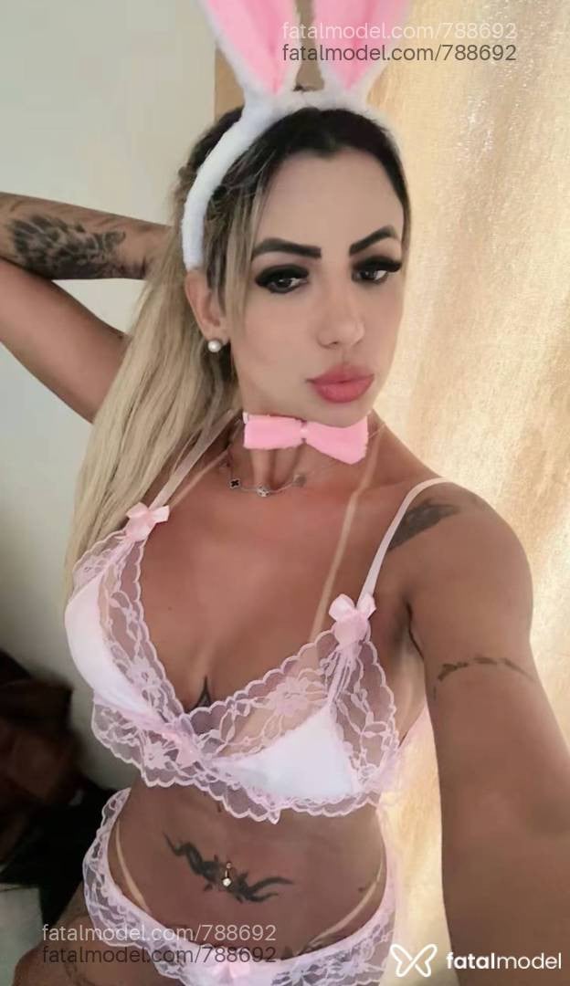 Acompanhante mulher loira (o) de olhos castanhos - Aline