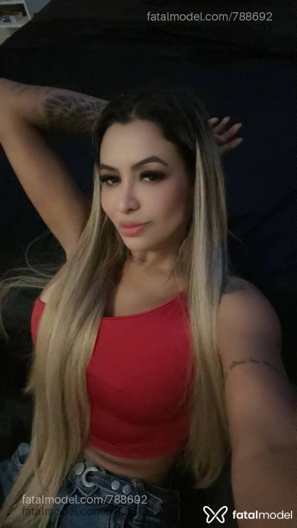 Acompanhante mulher loira (o) de olhos castanhos - Aline