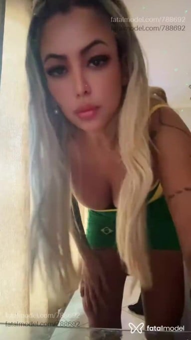 Acompanhante mulher loira (o) de olhos castanhos em São José dos Campos - Aline
