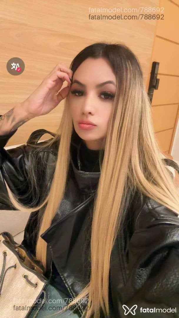 Acompanhante mulher loira (o) de olhos castanhos - Aline