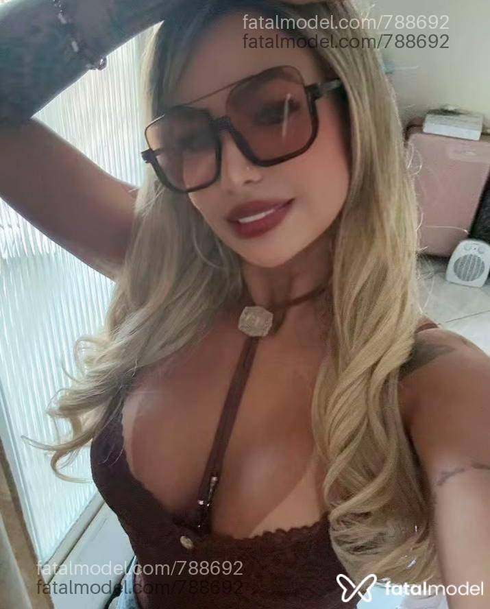 Acompanhante mulher loira (o) de olhos castanhos em São José dos Campos - Aline