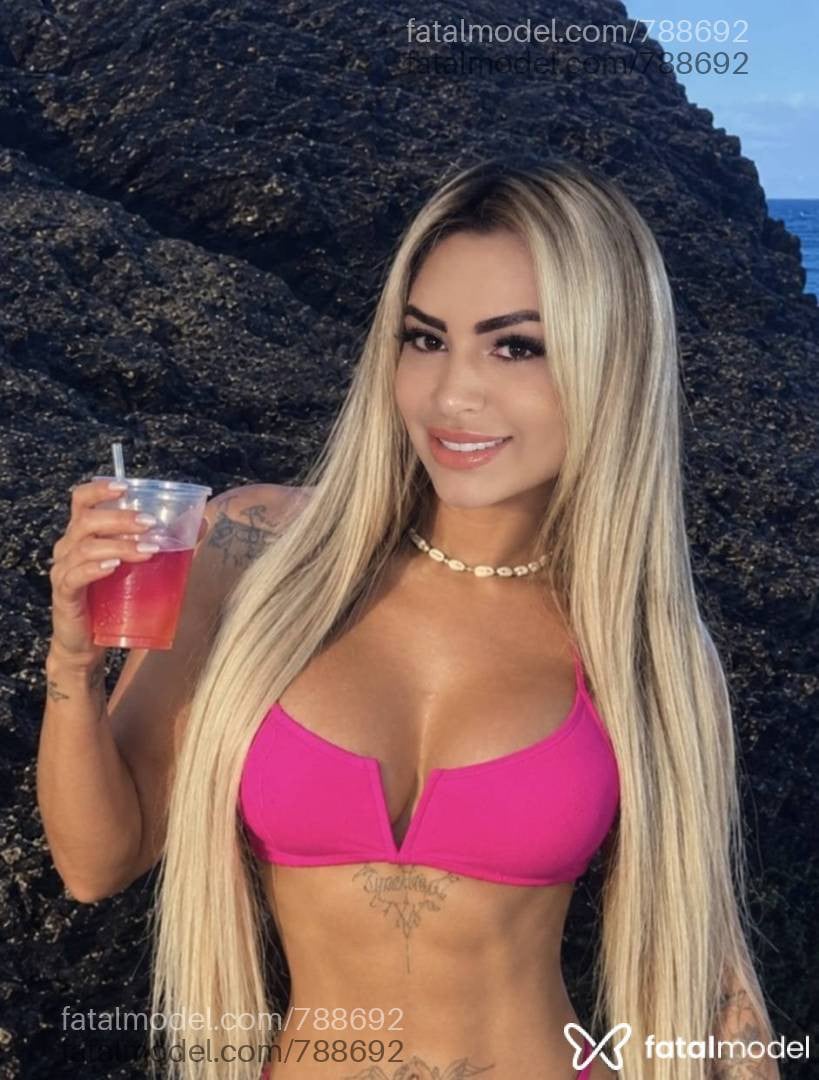Acompanhante mulher loira (o) de olhos castanhos - Aline