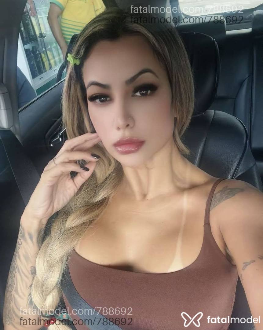 Acompanhante mulher loira (o) de olhos castanhos - Aline