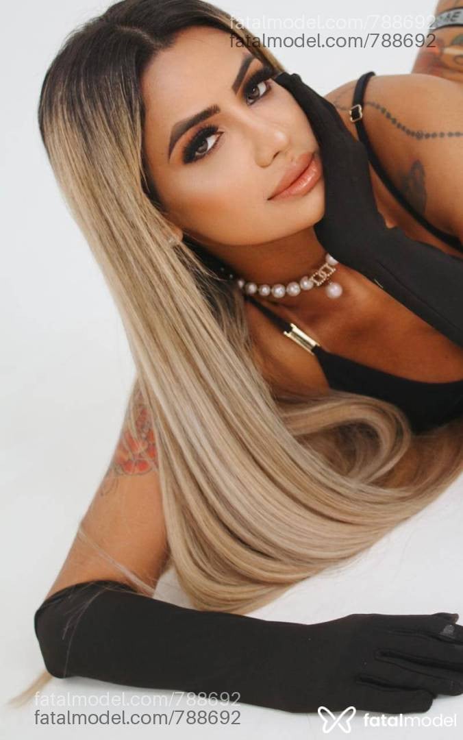 Acompanhante mulher loira (o) de olhos castanhos - Aline