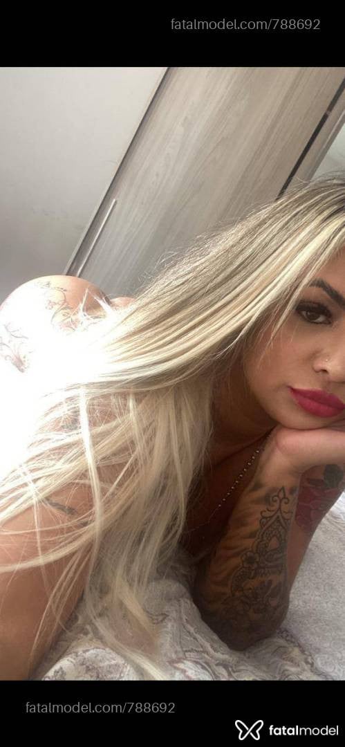 Acompanhante mulher loira (o) de olhos castanhos - Aline