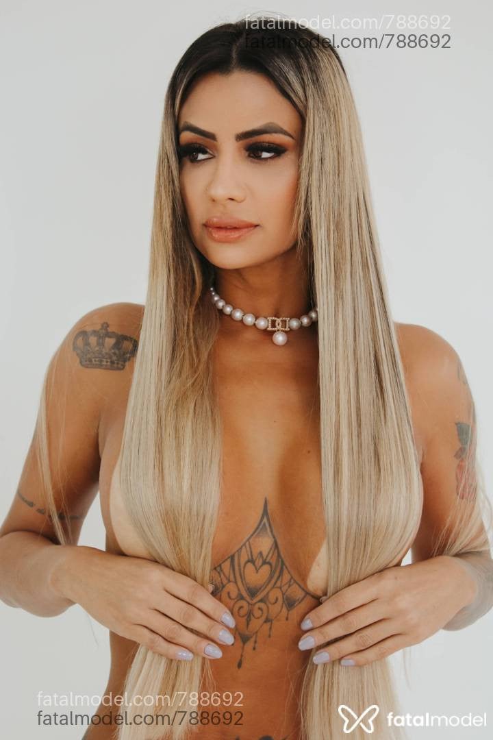 Acompanhante mulher loira (o) de olhos castanhos - Aline