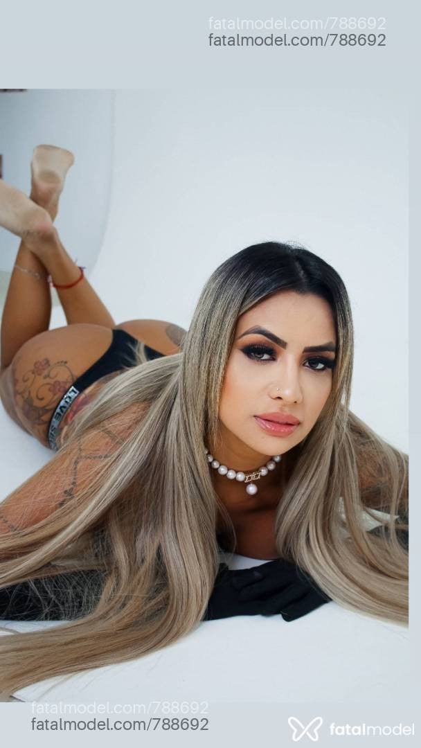 Acompanhante mulher loira (o) de olhos castanhos - Aline