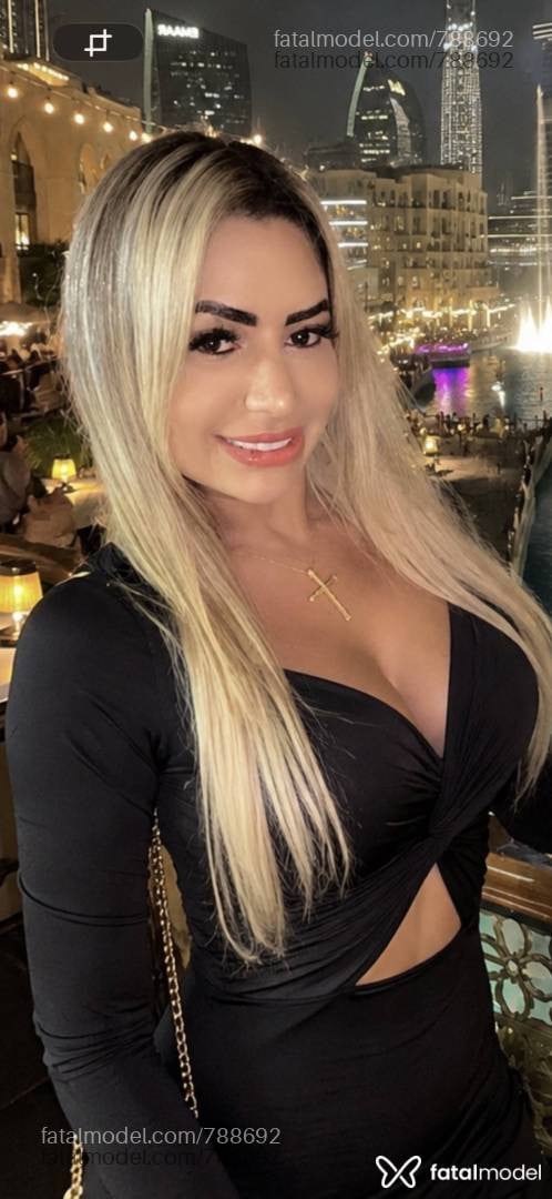 Acompanhante mulher loira (o) de olhos castanhos - Aline