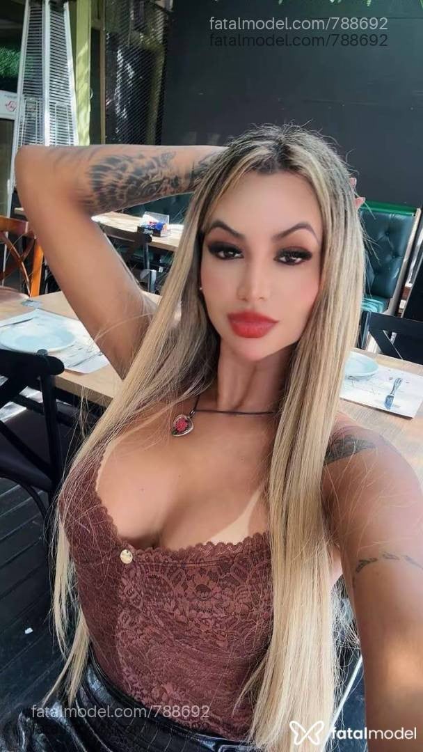 Acompanhante mulher loira (o) de olhos castanhos - Aline