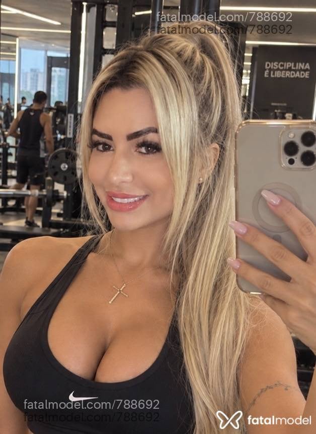 Acompanhante mulher loira (o) de olhos castanhos - Aline