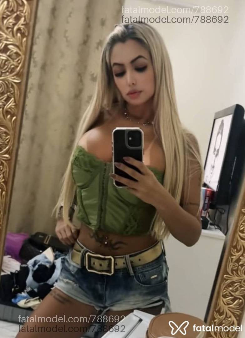 Acompanhante mulher loira (o) de olhos castanhos - Aline