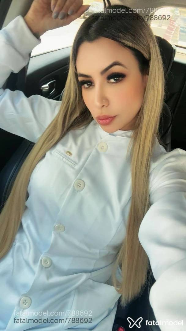 Acompanhante mulher loira (o) de olhos castanhos - Aline