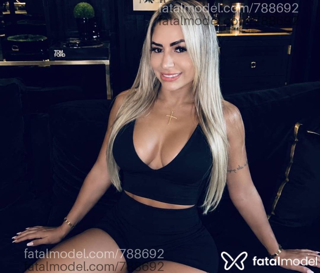 Acompanhante mulher loira (o) de olhos castanhos - Aline