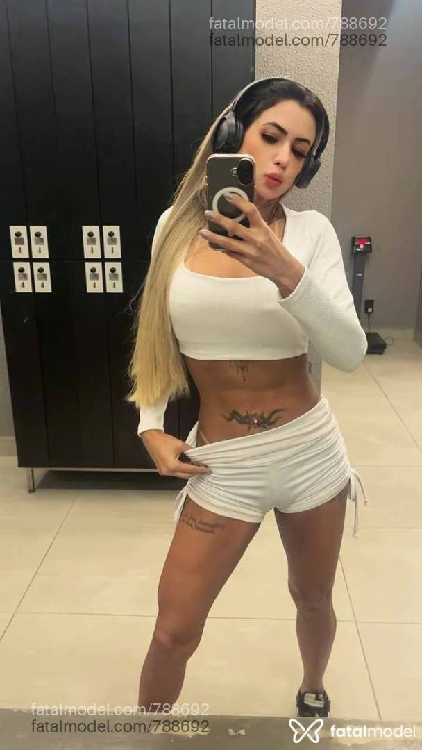 Acompanhante mulher loira (o) de olhos castanhos - Aline