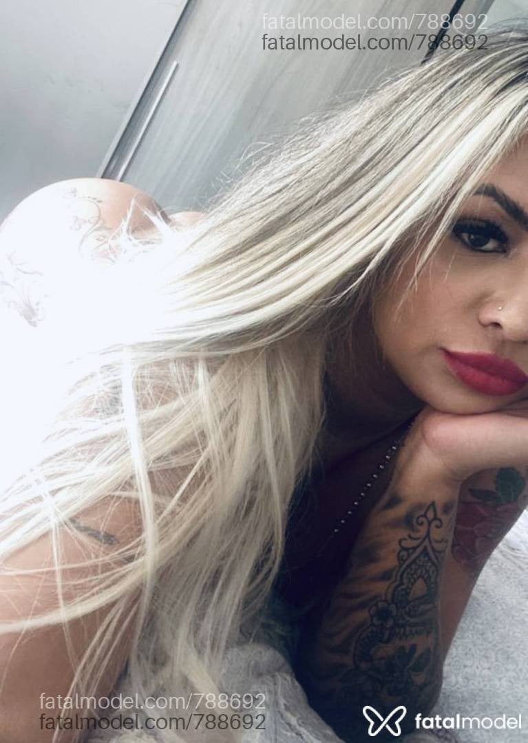 Acompanhante mulher loira (o) de olhos castanhos - Aline