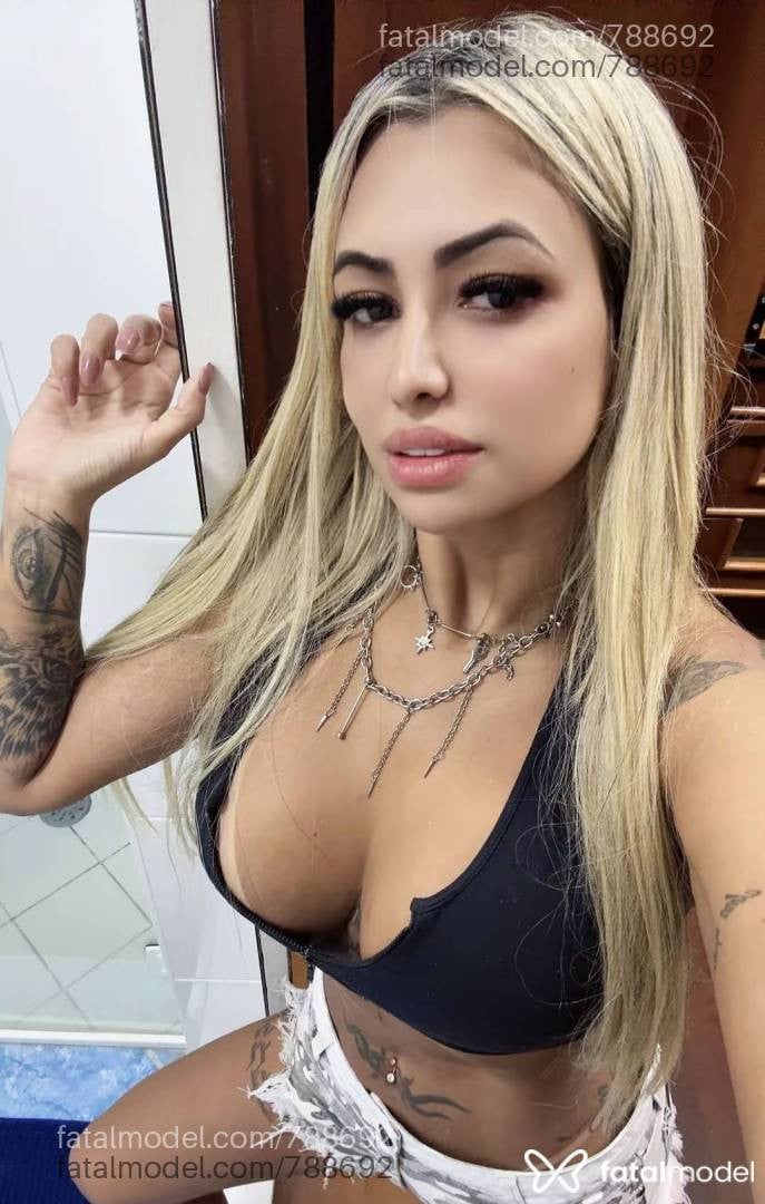 Acompanhante mulher loira (o) de olhos castanhos - Aline