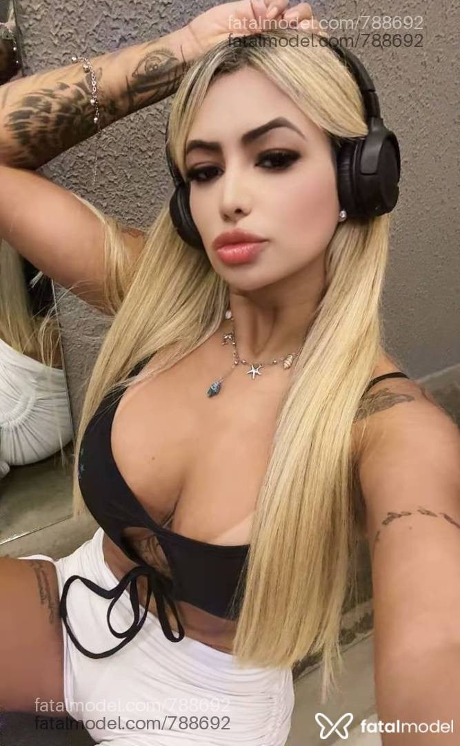 Acompanhante mulher loira (o) de olhos castanhos - Aline