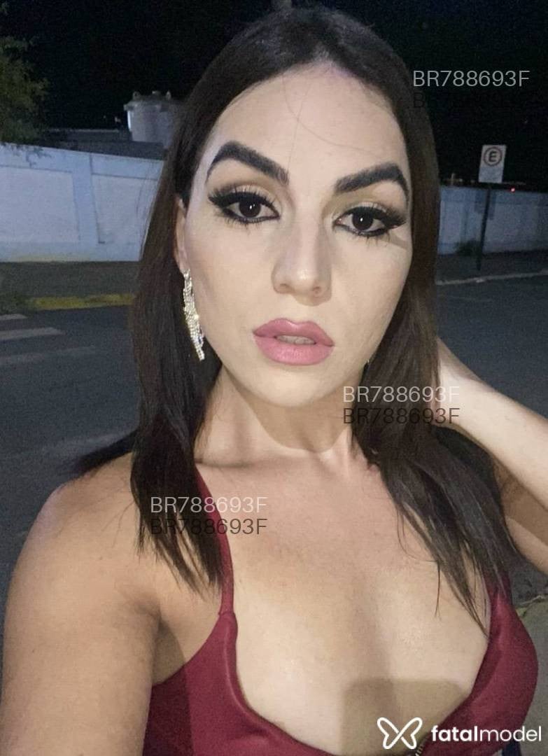 Acompanhante mulher trans com cabelo castanho de olhos pretos em Florianópolis - Fernanda Ribeiro