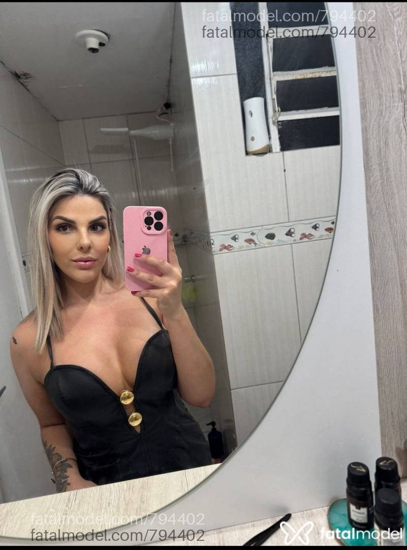Acompanhante mulher loira (o) de olhos castanhos - Estella
