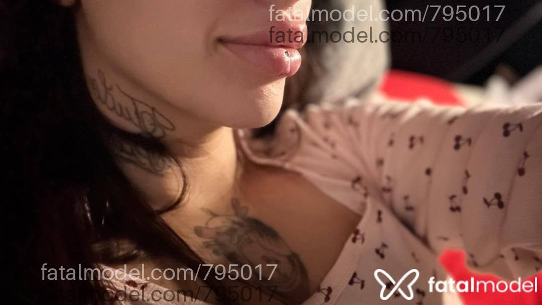 Acompanhante mulher morena (o) de olhos castanhos - Victoria