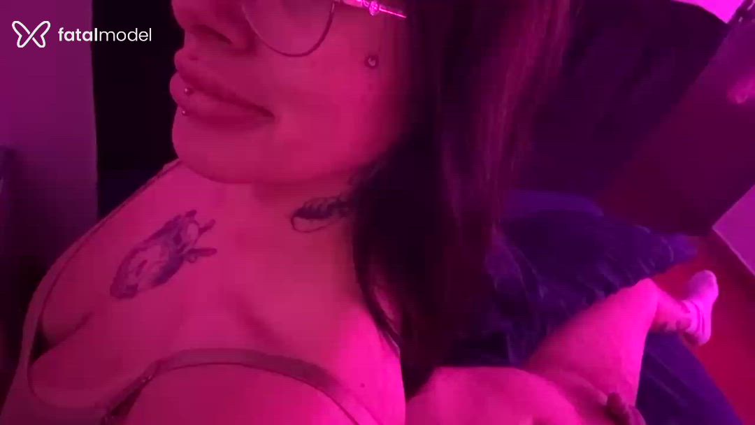 Acompanhante mulher morena (o) de olhos castanhos - Victoria