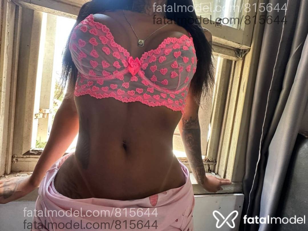 Acompanhante mulher trans morena (o) de olhos castanhos - Ariadna Marques