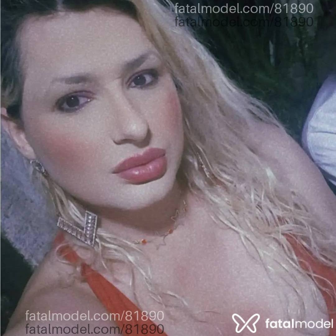 Acompanhante mulher trans loira (o) de olhos castanhos - Miavadia
