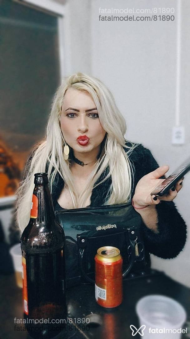 Acompanhante mulher trans loira (o) de olhos castanhos - Miazinha