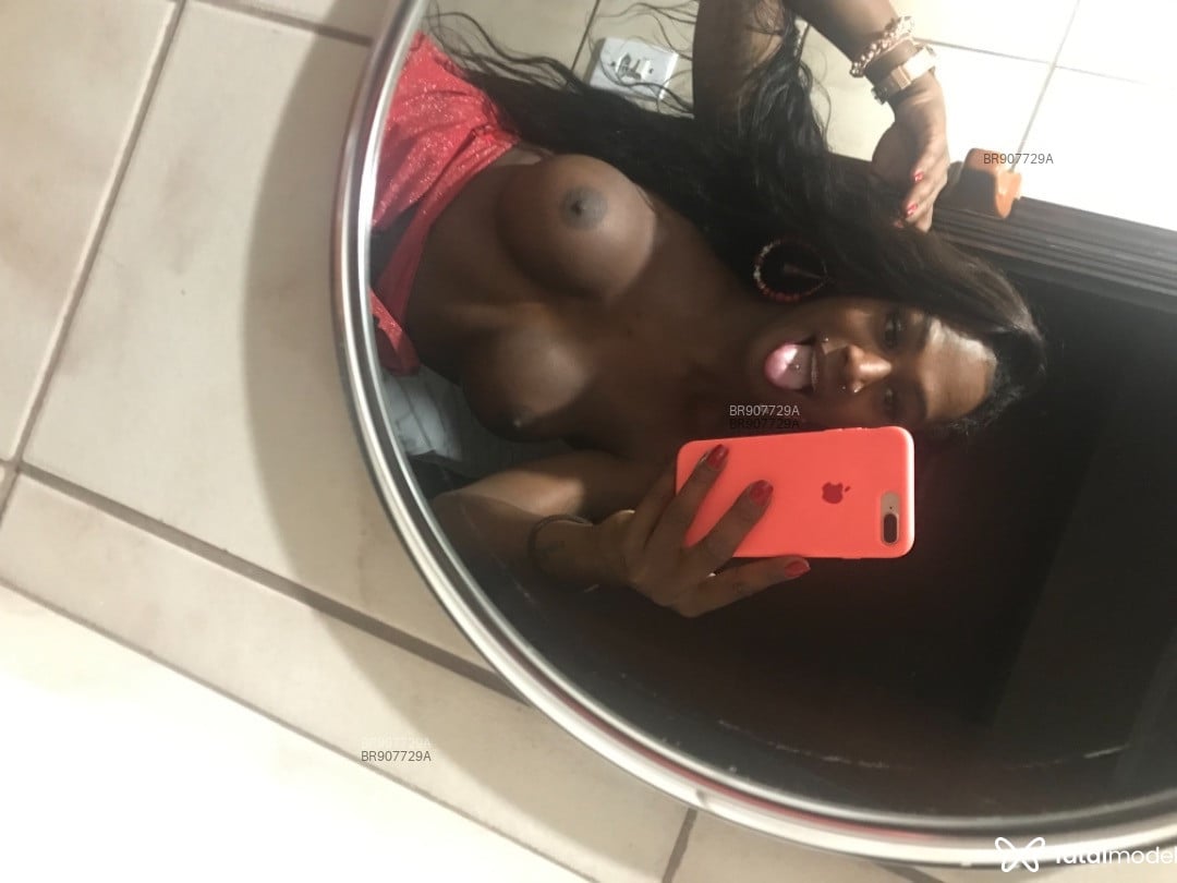 Acompanhante travesti com cabelo castanho de olhos castanhos em Guarujá - Geovanna sabatiny