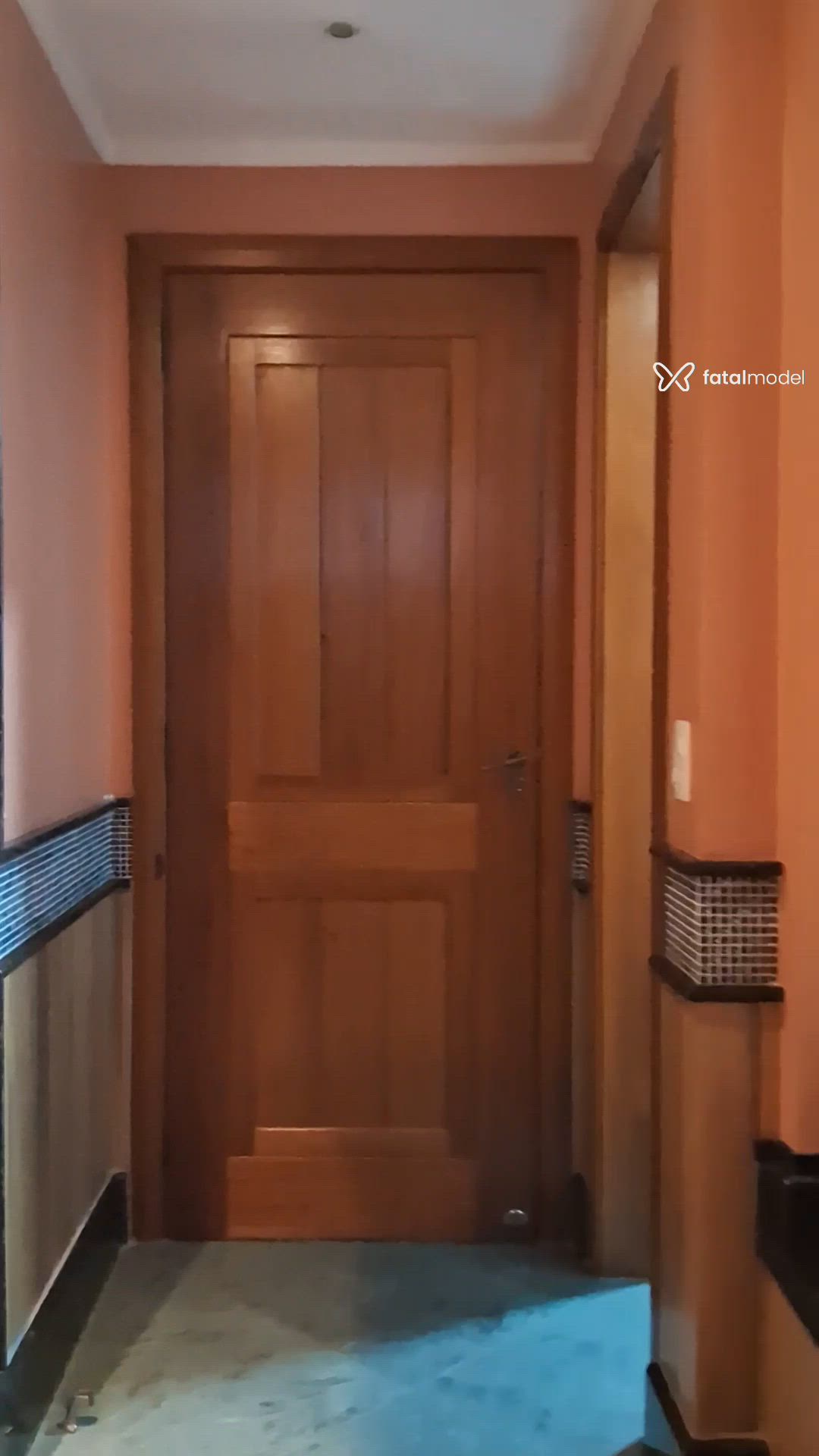 Acompanhante mulher trans com cabelo castanho de olhos pretos - LÍVIA SALIMENI