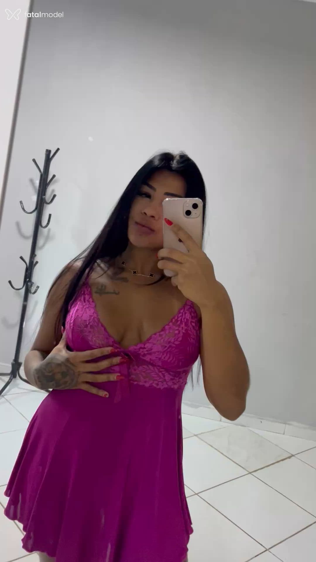 Acompanhante mulher morena (o) de olhos pretos - Pantera
