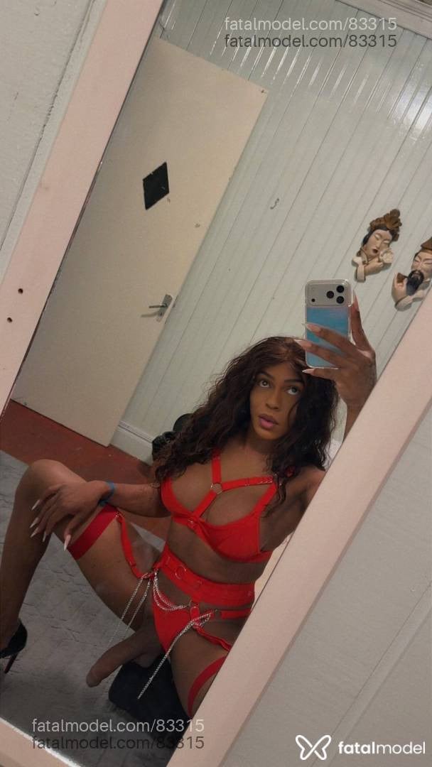 Acompanhante travesti morena (o) de olhos castanhos - Negra