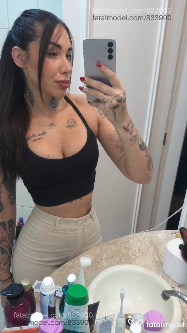 Acompanhante mulher com cabelo castanho de olhos castanhos - Lara Lacerda