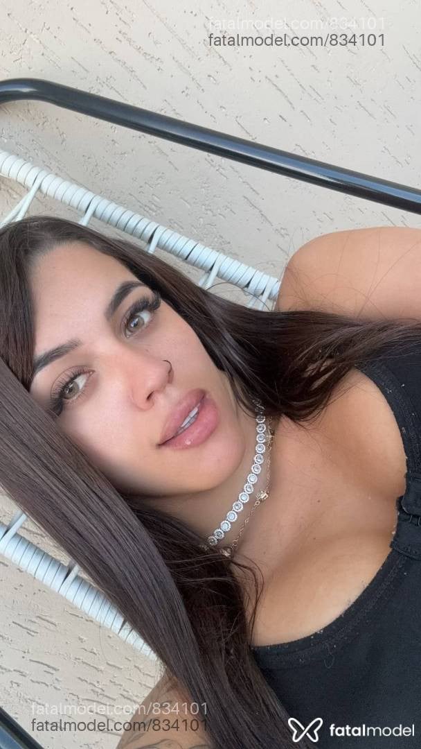 Acompanhante mulher com cabelo castanho de olhos verdes em Guaratinguetá - Mika Bellucci