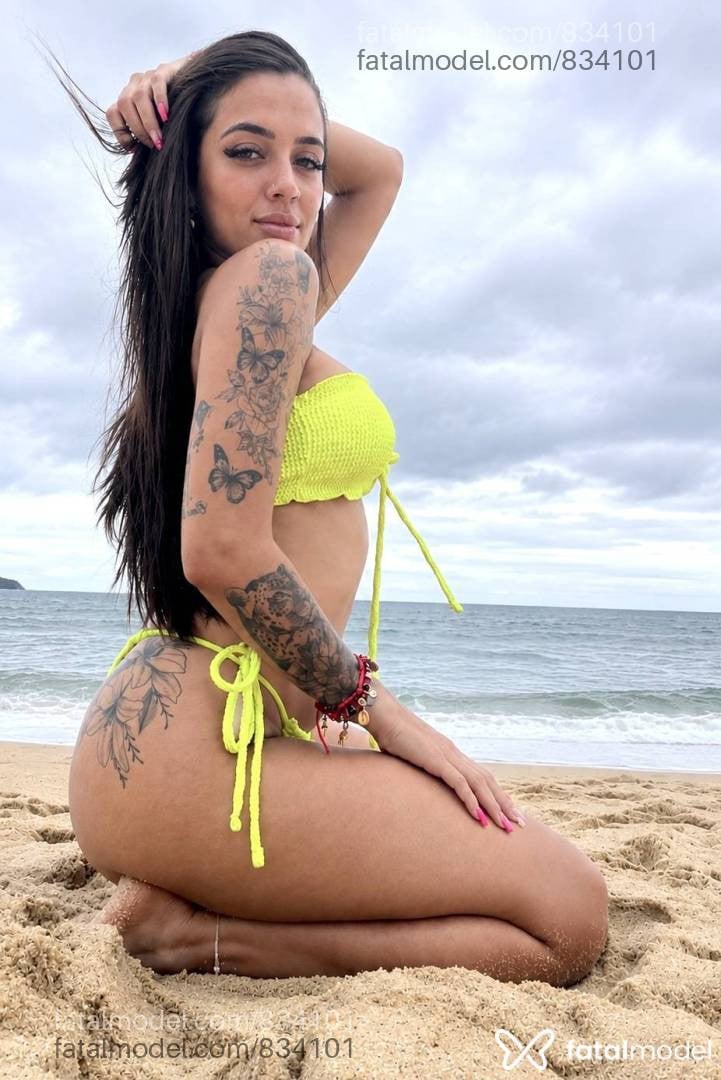Acompanhante mulher com cabelo castanho de olhos verdes - Mika Bellucci