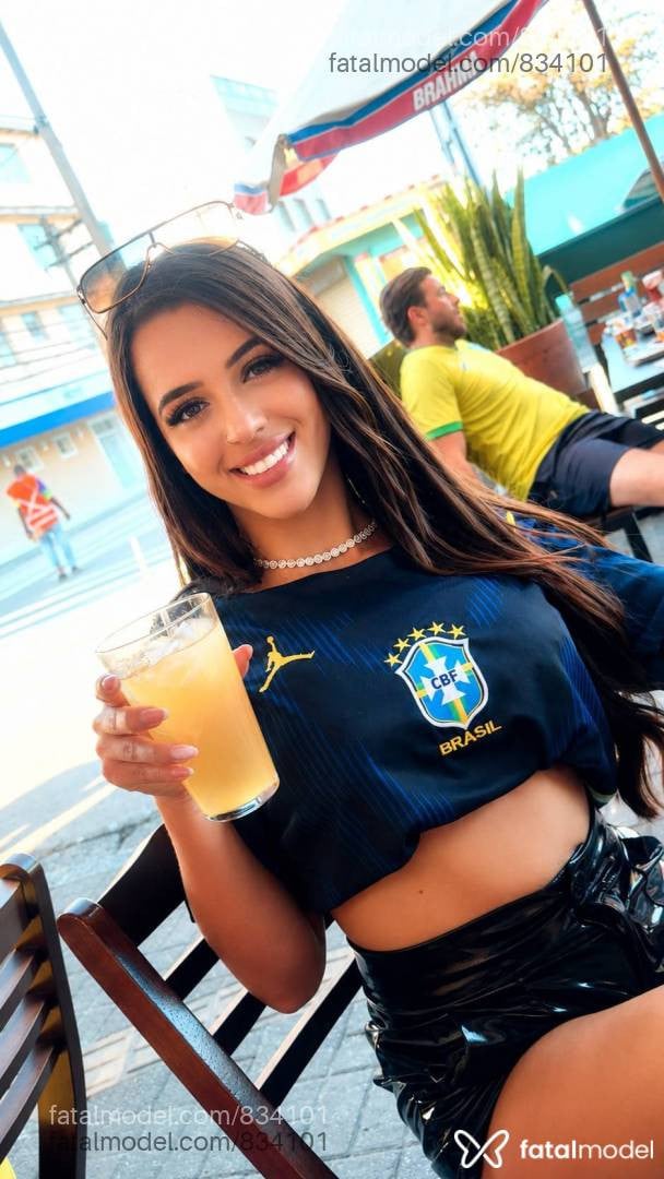 Acompanhante mulher com cabelo castanho de olhos verdes em Guaratinguetá - Mika Bellucci