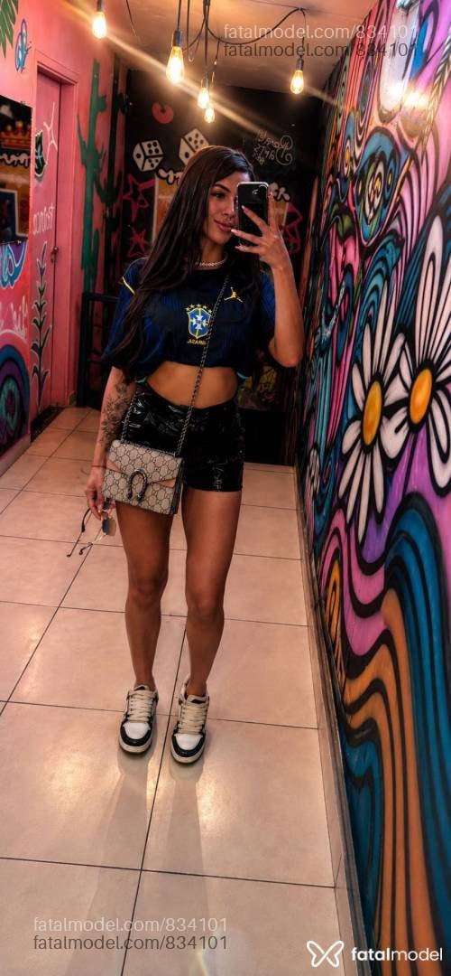 Acompanhante mulher com cabelo castanho de olhos verdes em Guaratinguetá - Mika Bellucci