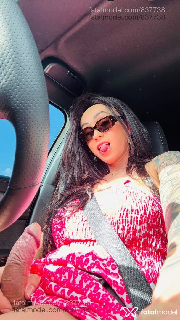 Acompanhante mulher trans com cabelo castanho de olhos castanhos - Natasha Volp