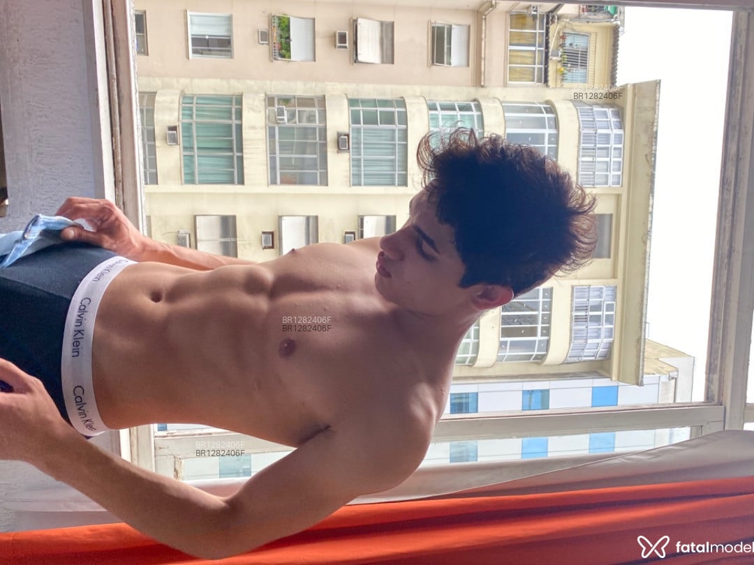Acompanhante homem com cabelo castanho de olhos castanhos - Lorenzo Telles Acompanhante homem com cabelo castanho de olhos castanhos - Lorenzo Telles