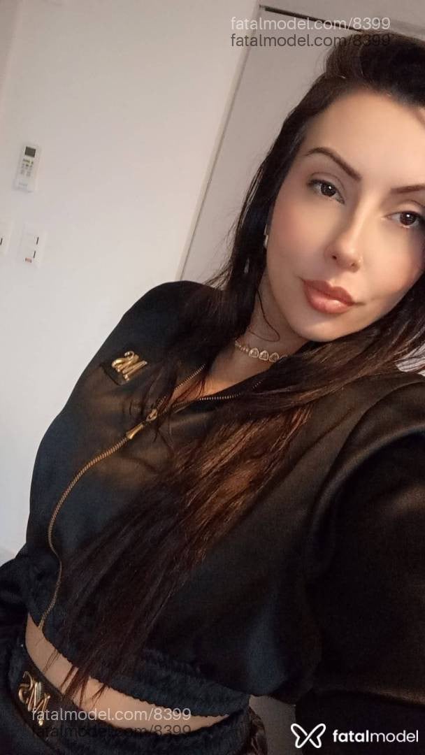 Acompanhante mulher com cabelo castanho de olhos castanhos - Ariane Bastos