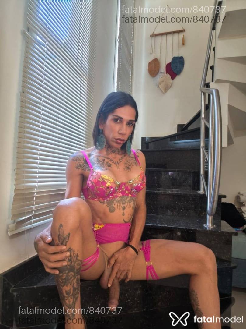 Acompanhante mulher trans com cabelo castanho de olhos mel - Rhay Ferrari