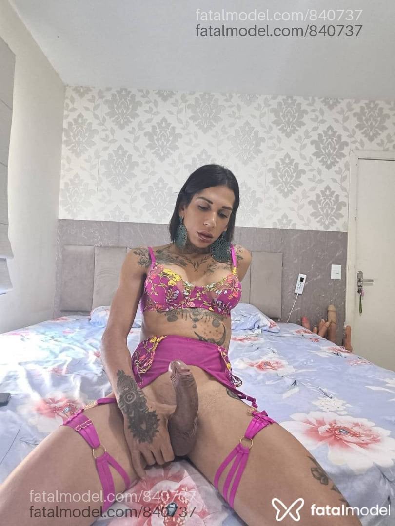 Acompanhante mulher trans com cabelo castanho de olhos mel - Rhay Ferrari