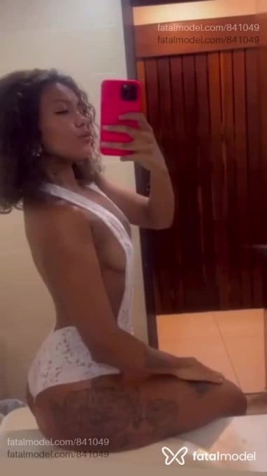 Acompanhante mulher com cabelo castanho de olhos castanhos em Londrina - Tayna Galanis