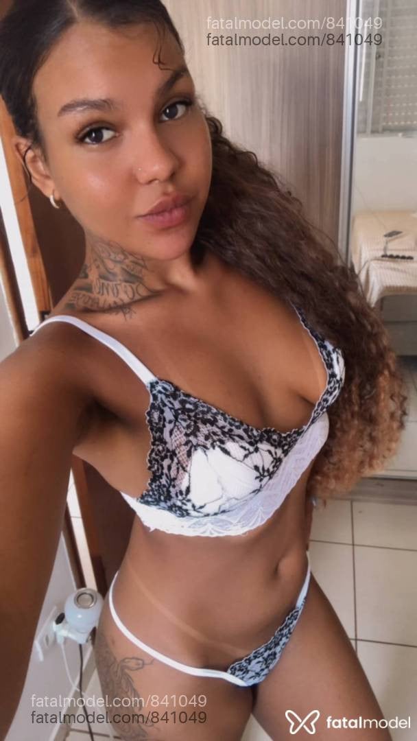 Acompanhante mulher com cabelo castanho de olhos castanhos em Londrina - Tayna Galanis