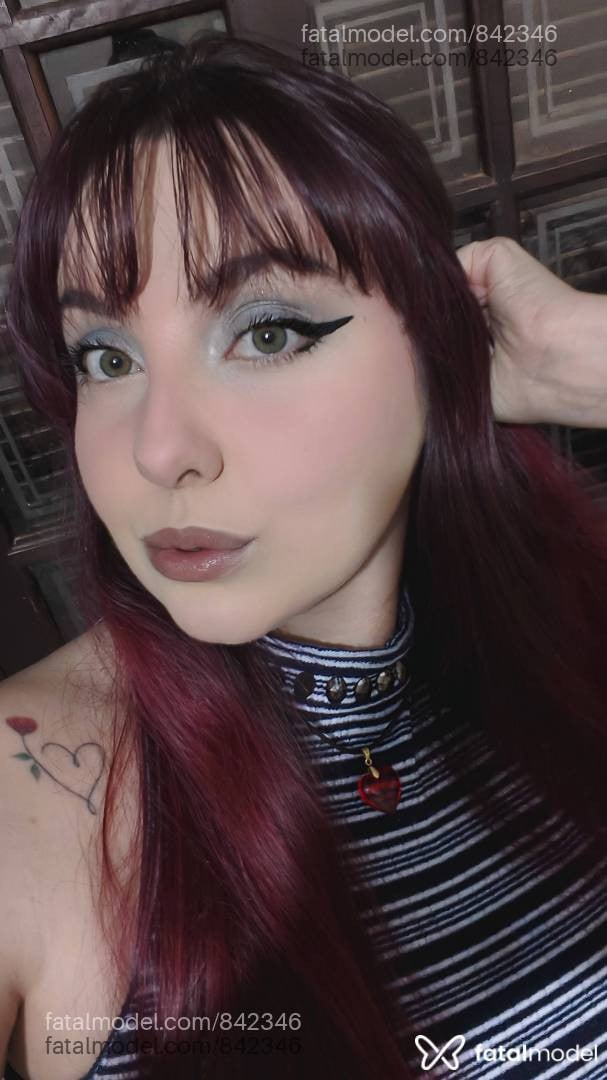 Acompanhante mulher com cabelo colorido de olhos verdes - Lara Sophia