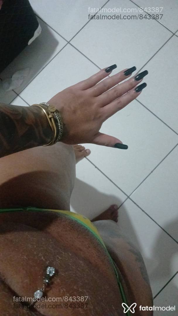 Acompanhante não-binário morena (o) de olhos castanhos - Bibi Ribeiro