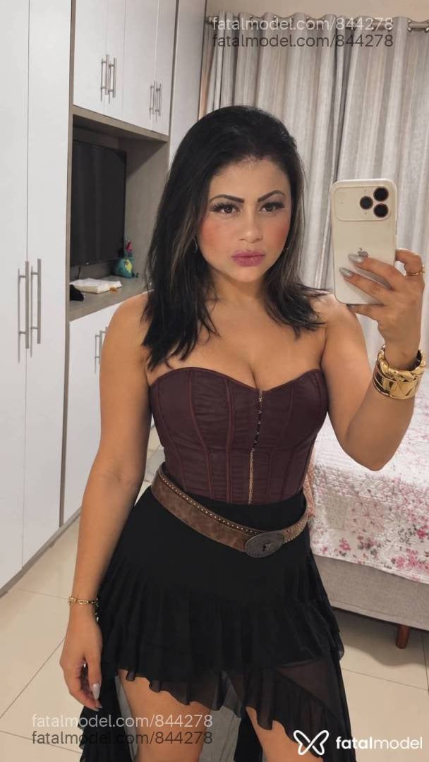 Acompanhante mulher com cabelo castanho de olhos castanhos - Flor Dcanela