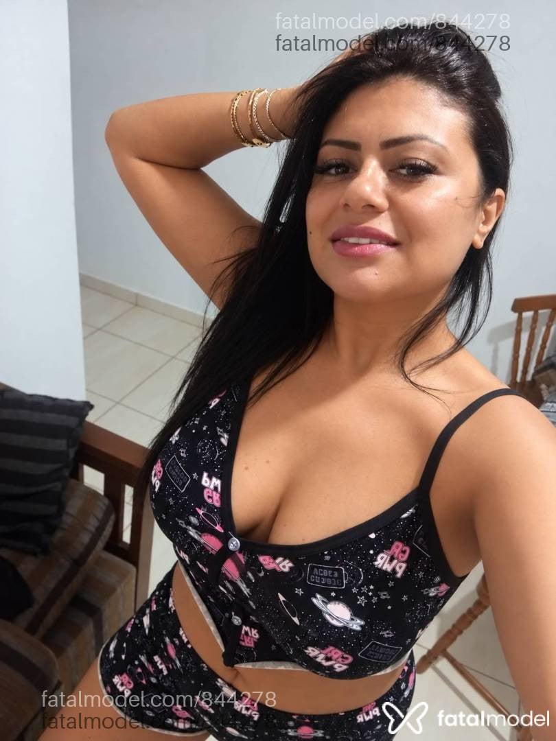 Acompanhante mulher com cabelo castanho de olhos castanhos - Flor Dcanela
