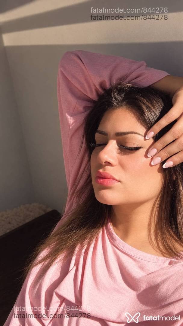 Acompanhante mulher loira (o) de olhos castanhos - Flor Dcanela