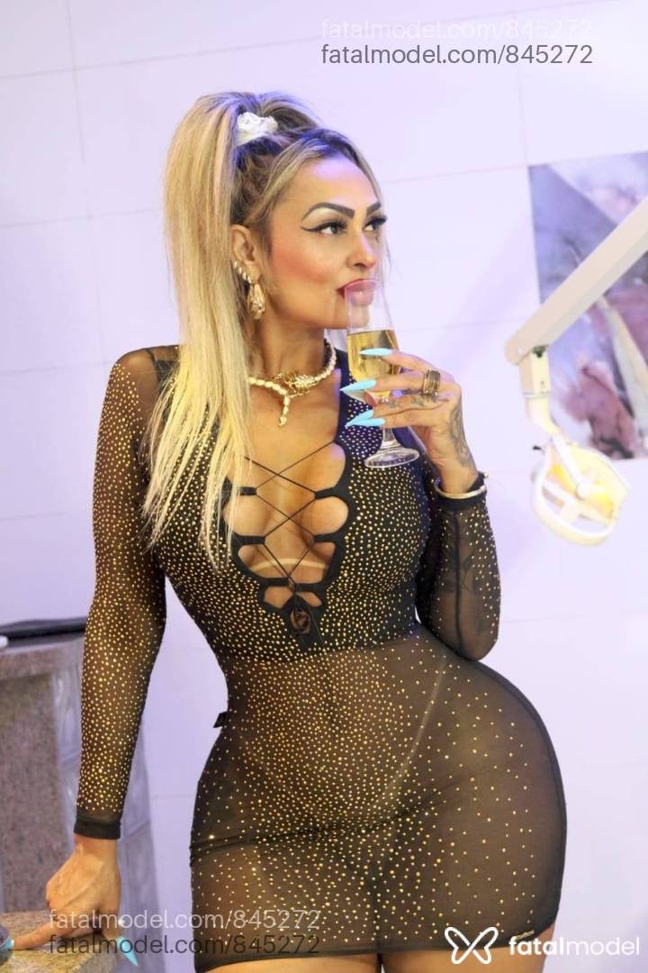 Acompanhante mulher loira (o) de olhos pretos - Nicolly
